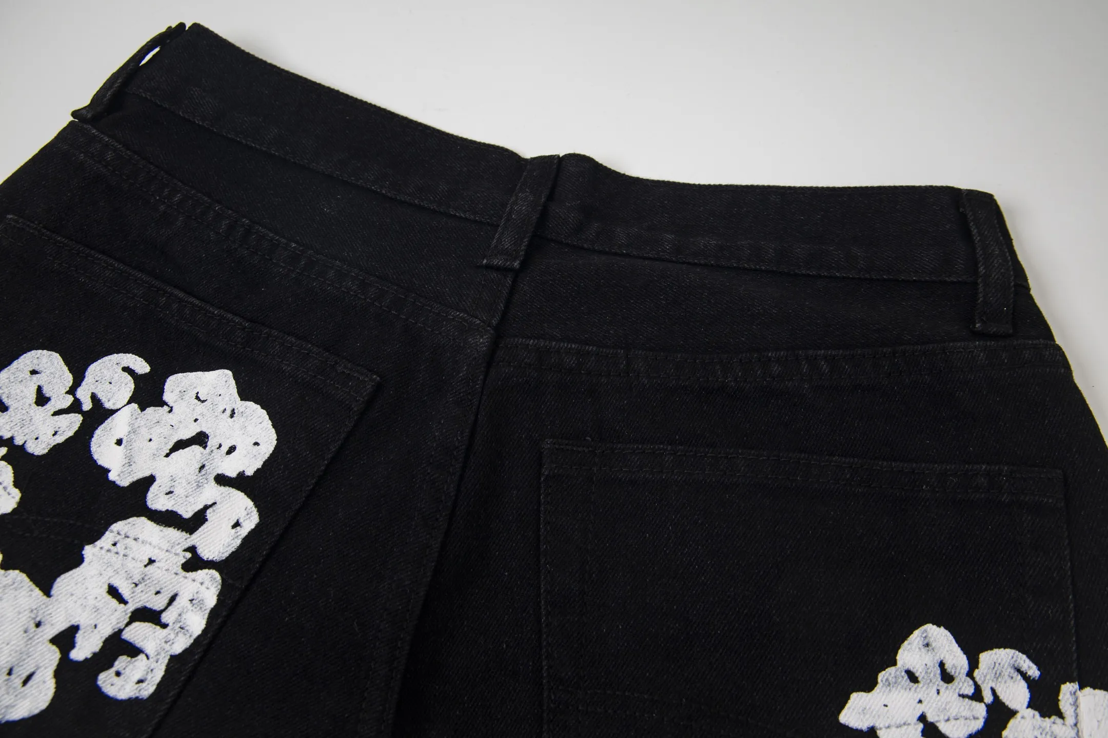#8197 P220💰 DENIM TEARS Kapok American niche brand printed washed straight jeans. Produced by a major washed factory. Full of high-end feel. Knee part destroyed design with patchwork design. Already used as facade design. Leather waist nameplate. The focus of this style is not on washing, but on the destroyed shape and version. The secret lies in the craftsmanship of the master. The cost of post-production grinding, machining, knife cutting, etc. is far beyond comparison with assembly line products. Color: black, blue, gray. Size: 28-36 (corresponding to S-XXL)
